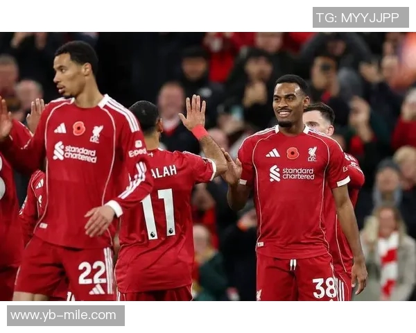 赫拉芬贝赫在禁区外遭铲倒主裁未判罚比赛继续进行引发争议